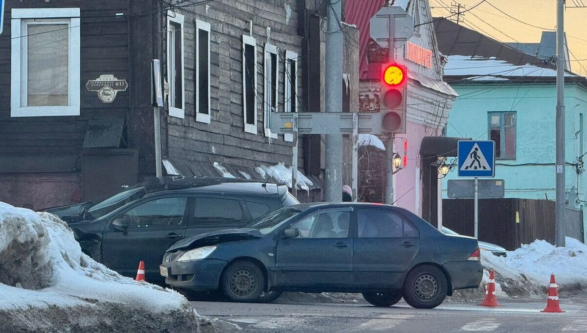 Автомобиль выпрыгнул на тротуар в результате ДТП в Серпухове | OKA.FM | Дзен