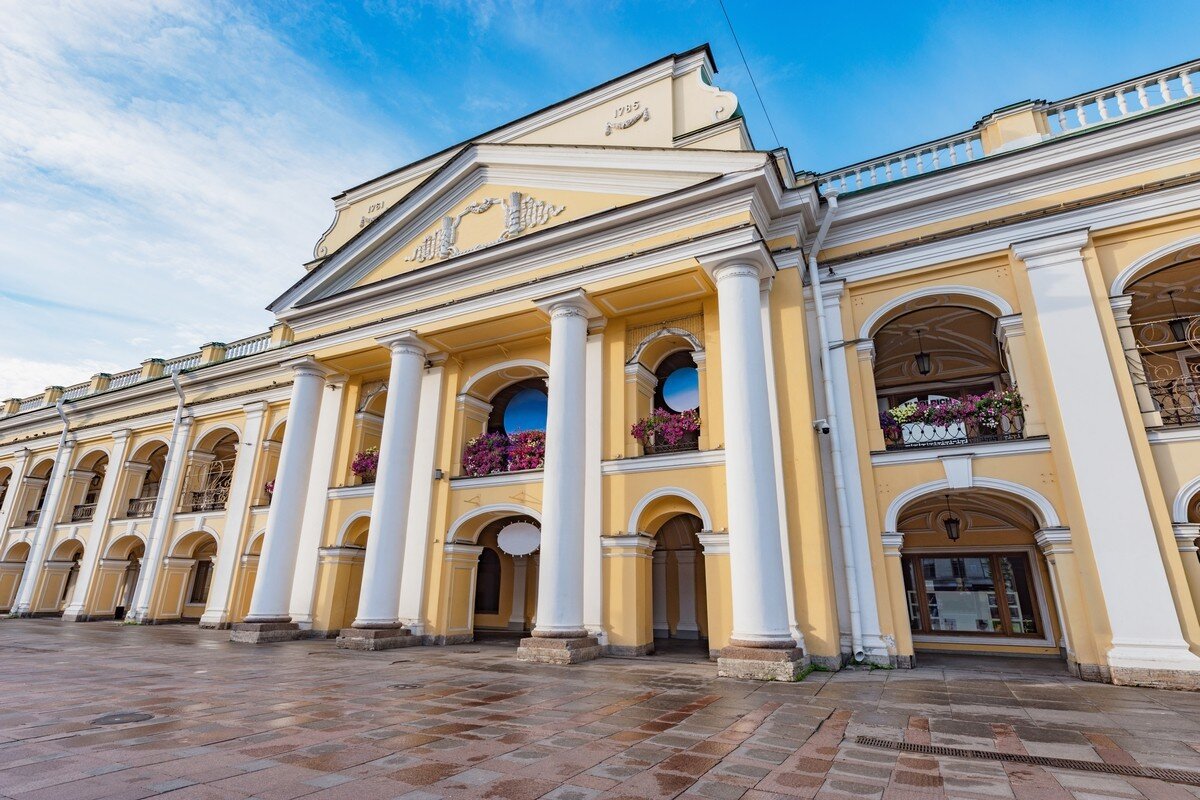    В Большом Гостином дворе торговые центры работают с середины XIX века