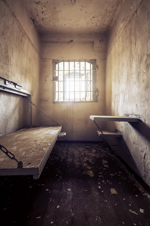 Подобные камеры далеко завидуют этой тем что солнце попадает, в таких камерах зэкам нельзя свой чай, спички, сигареты, также посуду . Еë выдают и забирают после трапезы заключëнных,всë считается нарушением режима если содержимое перечислено выше будет обнаруженно, но они умудряются так сказать словиться конем по унитазу верëвка тонкая или нитки сплетëнные, кофты пряжа ит. Д. Срывают груз превязанный к концу веревки одновременно с соседней камерой, попавшие сигареты... Отправлят по унитазу . 