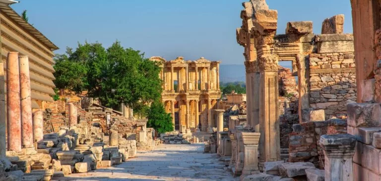 Эфес – древний античный город, расположенный в западной части Турции. Его считают уникальной археологической достопримечательностью, вошедшей в список объектов ЮНЕСКО.