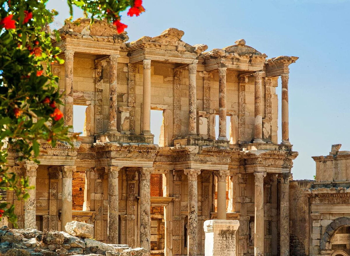Эфес – древний античный город, расположенный в западной части Турции. Его считают уникальной археологической достопримечательностью, вошедшей в список объектов ЮНЕСКО.-2