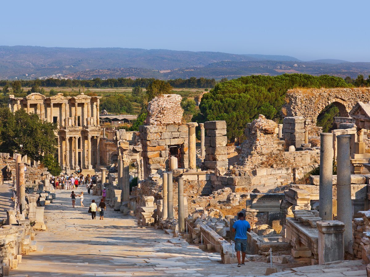 Эфес – древний античный город, расположенный в западной части Турции. Его считают уникальной археологической достопримечательностью, вошедшей в список объектов ЮНЕСКО.-2-2