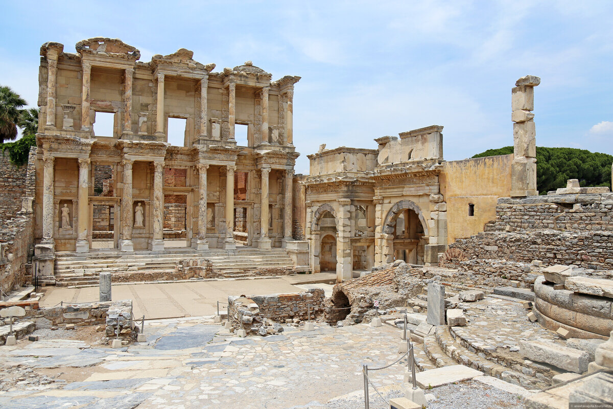 Эфес – древний античный город, расположенный в западной части Турции. Его считают уникальной археологической достопримечательностью, вошедшей в список объектов ЮНЕСКО.-2-3