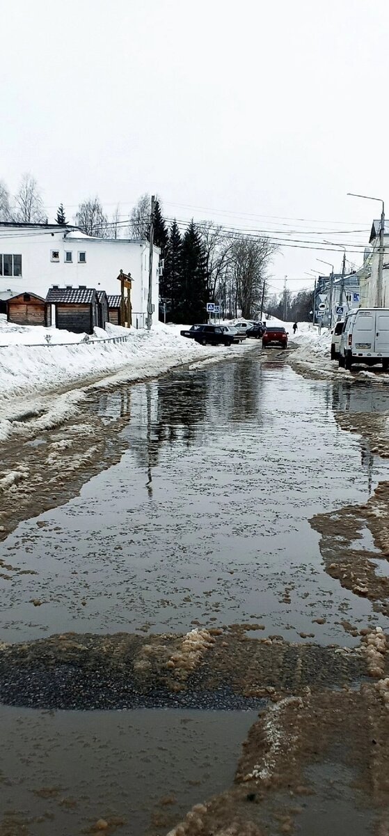 А в центре, где дороги постоянно разгребали - вот такие лужи! Говорят, весна дружная будет...