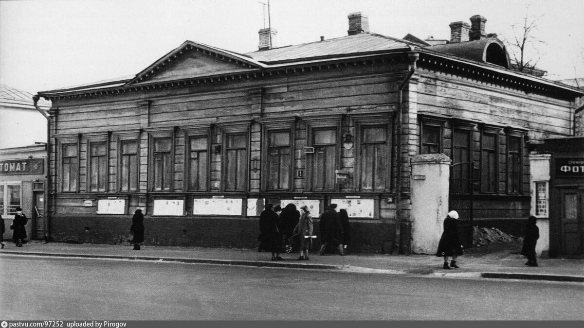 1950-1960г, ул. Карла Маркса, дом 36. Слева у дома ларёк "...томат" Источник: Любартович В.А., Юхименко Е.М. На земле Басманной слободы. - М., 1999, фото с сайта pastvu.com