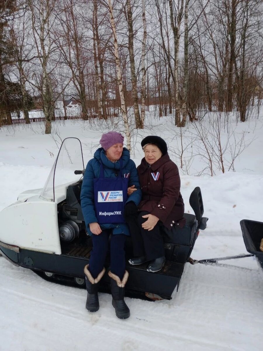 Кому-то повезло с транспортом. На снегоходе больше можно объехать домов избирателей.