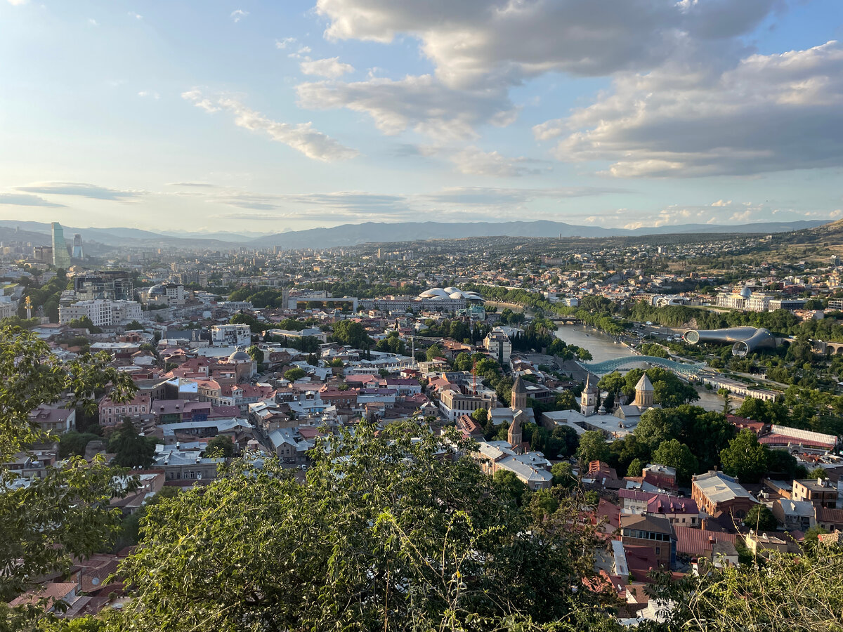 Вид на летний Тбилиси