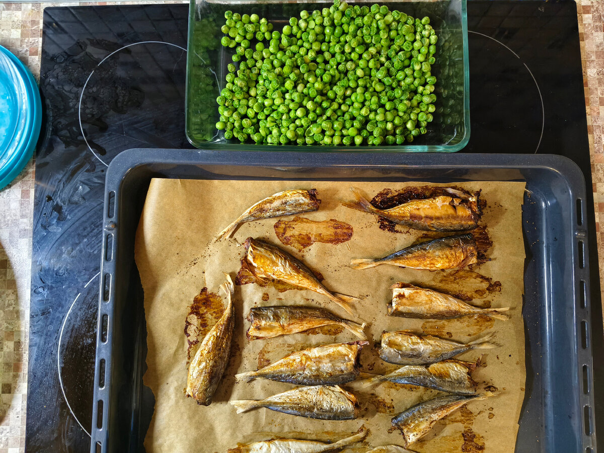 Ставрида запечённая 200 гр, на гарнир зелёный горох 100 гр. Б-42, Ж-9.5 У-13