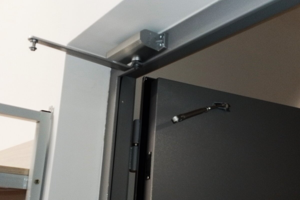 Устройство для самозакрывания