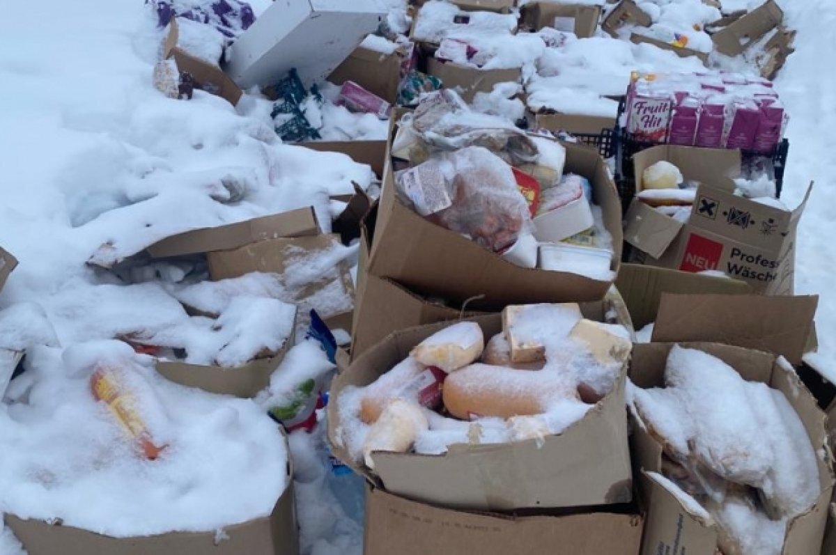    Неизвестные в деревне под Тверью выкинули целую кучу продуктов