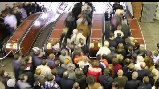 Неуправляемый эскалатор в метро / что делать, если одежду зажевал эскалатор?