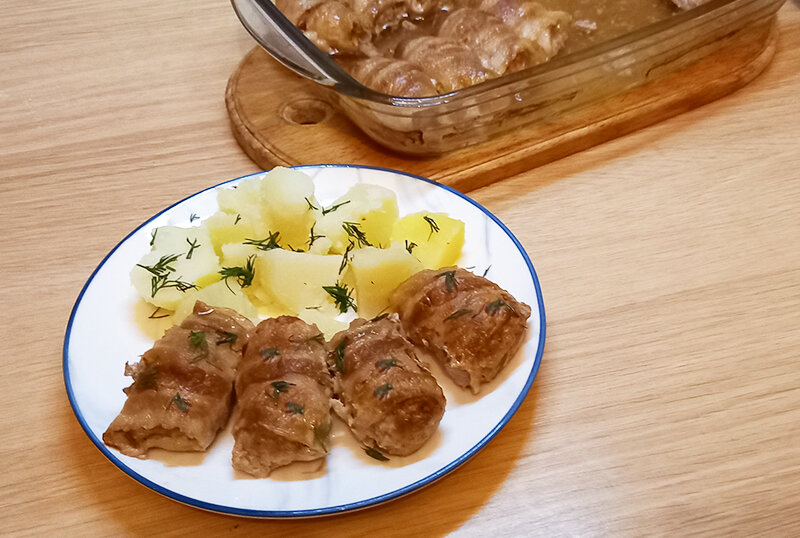 Рулетики из фарша в беконе