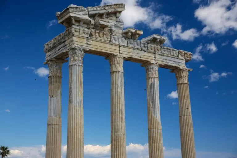 Сегодня мы отправимся к руинам древнейшей цивилизации в городе Сиде. Одной из главных достопримечательностей местности является храм Аполлона.