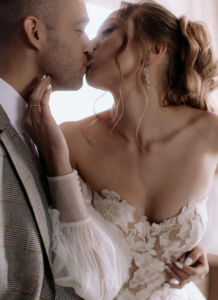 восхищенная любовь. мужчина любуется женщиной. девушка с влюбленными глазами. мужчина дарит женщине любовь. поцелуй мужчины и женщины.