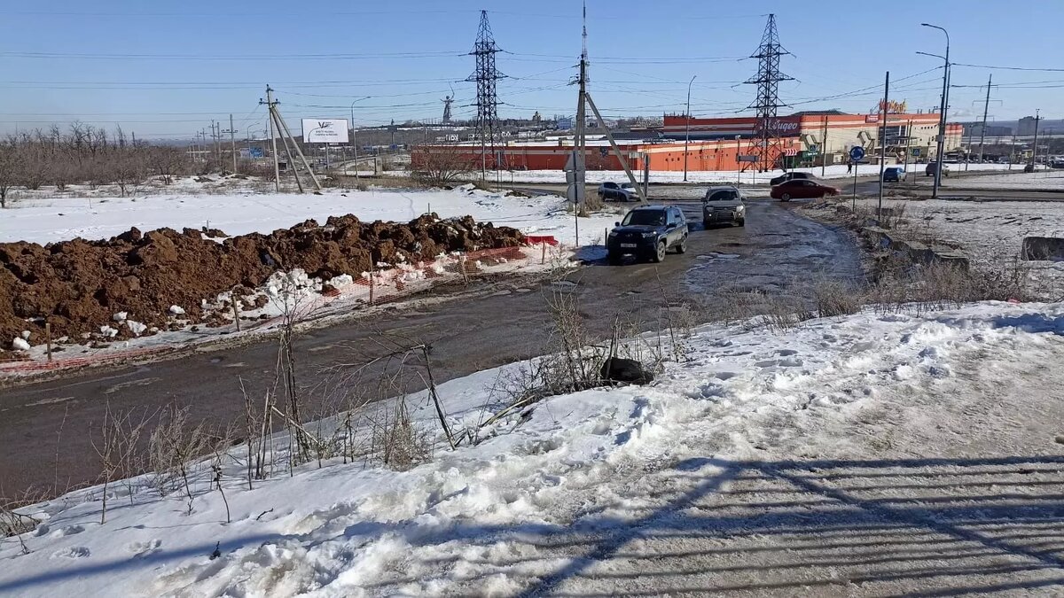     Ещё до прихода календарной весны на улице Гамзатова в Волгограде, славящейся своей убитой дорогой, начались подготовительные работы к строительству нового современного полотна.