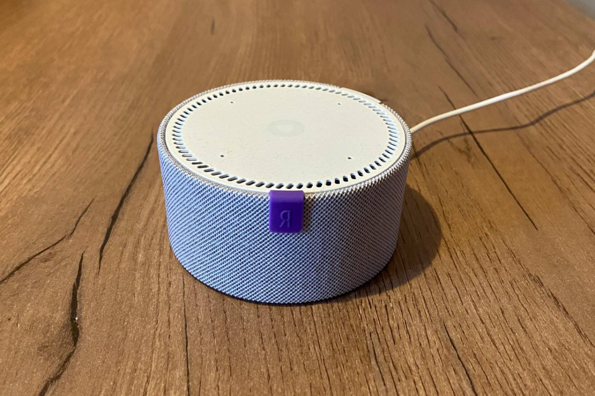 Небольшая, но умная колонка от Яндекса. Источник: личный архив автора📷
