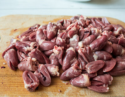 куриные сердечки в соусе. куриные сердечки. шашлык из куриных сердечек. куриные сердечки. шашлык.