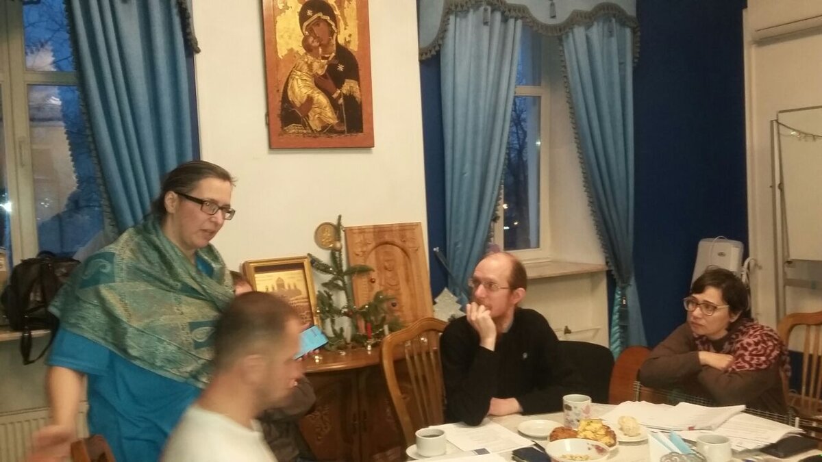 На фото я читаю стихи на собрании Замоскворецкого общества трезвости, синодальный отдел, Москва. На фото Иоанн Клименко и Мариам