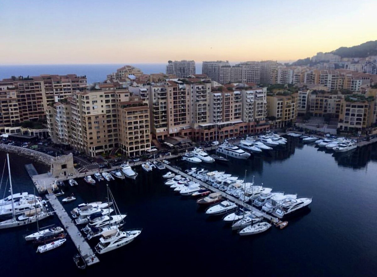Главный порт Монако - Эркюль. Порт расположен у подножия скалы, на вершине которой возвышается Княжеский дворец
