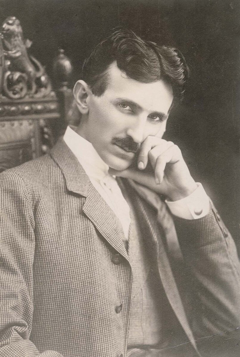 Его называли фантазером, насмехались над его идеями, однако время все расставило по своим местам. Никола Тесла был удивительно талантлив. Свои открытия он делал легко, как бы шутя.-2