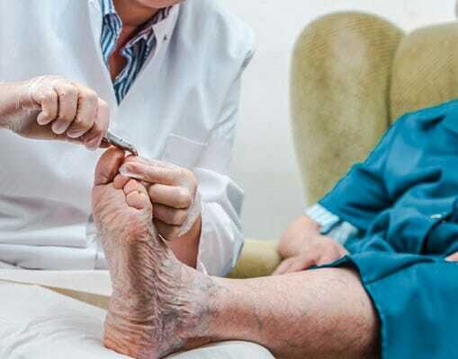 Первый мой опыт педикюра был не очень приятен, но эту историю я запомнила надолго. Я работаю всего месяц, что было ещё недостаточно для любви к этому делу. Однако у меня возникло огромное желание из чего-то плохого сделать просто конфетку. Ко мне пришла женщина пожилого возраста, можно сказать, бабушка. Ее ноги были ужасно запущены, и было тяжело за ними ухаживать. Для начала педикюра мы замочили ее ноги в ванночке с различными маслами, солями и так далее. В ходе разговора она рассказала мне, что где-то прочитала, что перед педикюром нужно замачивать ноги в моче. Это, конечно, нелепость, не поможет в уходе за ногами. Лучше сделать солевую ванну с перекисью и содой - лучший вариант для домашнего ухода за стопами. Эта новость меня ошарашила, но моя любовь к педикюру победила. Мы сделали все правильно, женщина ушла счастливая, и я рада, что смогла преодолеть свою брезгливость. Эта женщина рассказала мне, что не каждый мастер хочет браться за такие ноги, и ей часто отказывали. Нет конечно этого не понимаю как можно отказать человеку в помощи тем более на какой бы ни был мой первый опыт благодаря ей я полюбила ещё больше как бы это странно не звучало. мне наоборот стали интересно самые сложные работы. Особенно когда видишь результат это просто кайф для глаз. Дорогие женщины и бабушки, никогда не стесняйтесь своих проблем, найдите мастера, который вам поможет и даст правильный совет по уходу.