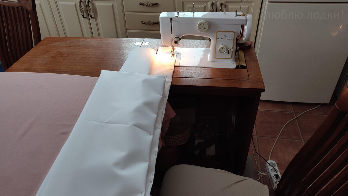 Рабочее место удобное - длинный стол (2м) и откидная крышка машинки позволяют разложить парус