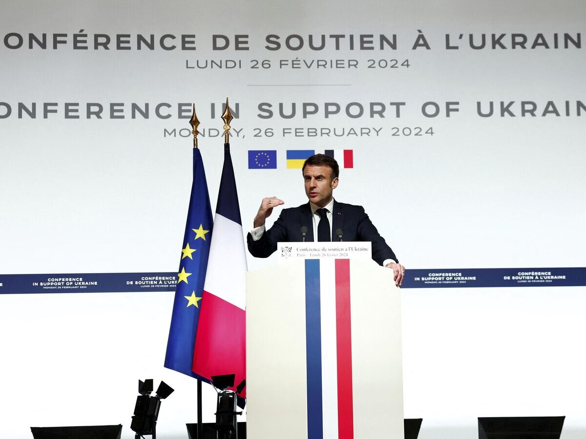    Президент Франции Эммануэль Макрон во время пресс-конференции по итогам встречи по поддержке Украины в Париже© AP Photo / Gonzalo Fuentes