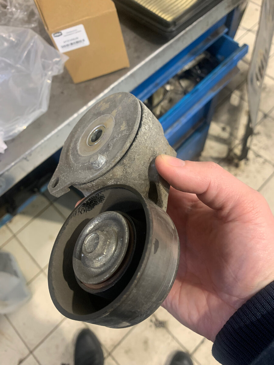 Старый натяжной ролик 