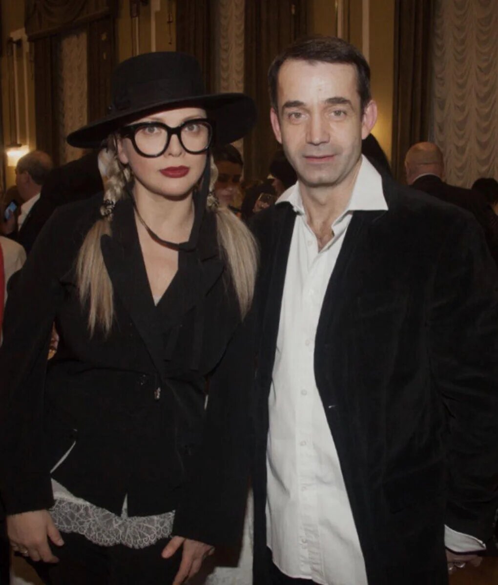 поцелуй на природе. нежный мужчина. мужчина любуется женщиной. красивые пары. счастливые мужчина и женщина.