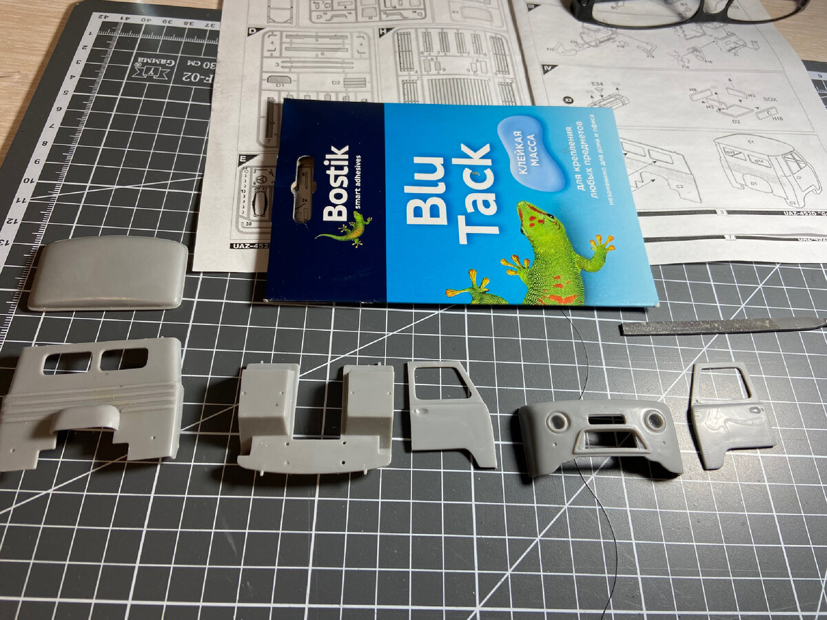 Детали для сборки кабины. Сам двигатель лежит в другом месте. А «БлюТак» лежит не просто так…