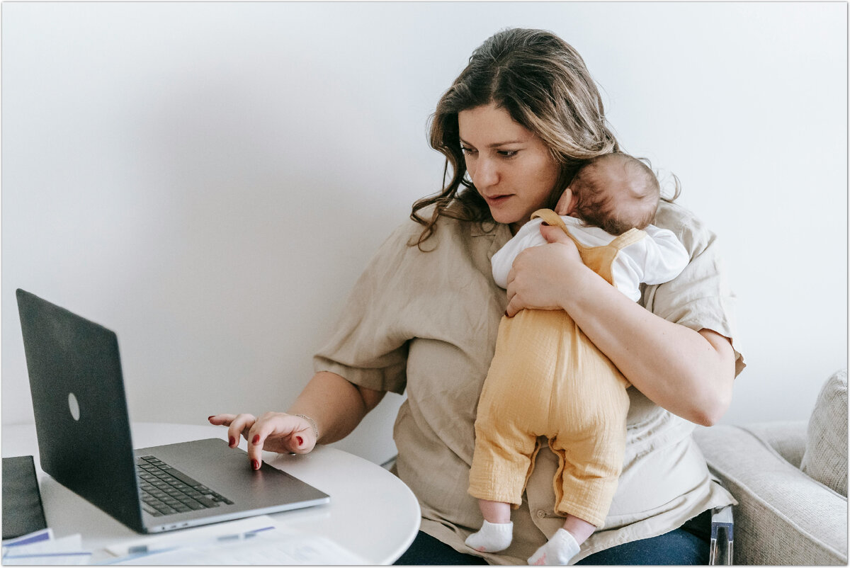 декретные пособия. беременная женщина с деньгами. беременная женщина. срок декретного отпуска по беременности и родам. как оплачивается больничный если я работаю на 0,5 ставки.