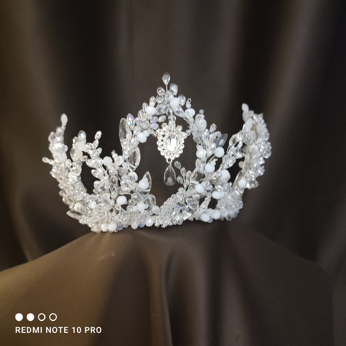 Вечный женский вопрос «что надеть?» в утро свадьбы встает остро как никогда. С одной стороны, это именно тот день, когда любая девушка с полным правом может почувствовать себя принцессой. С другой — синдром самозванца никто не отменял, да и стоит ли в XXI веке надевать бутафорскую корону на голову?