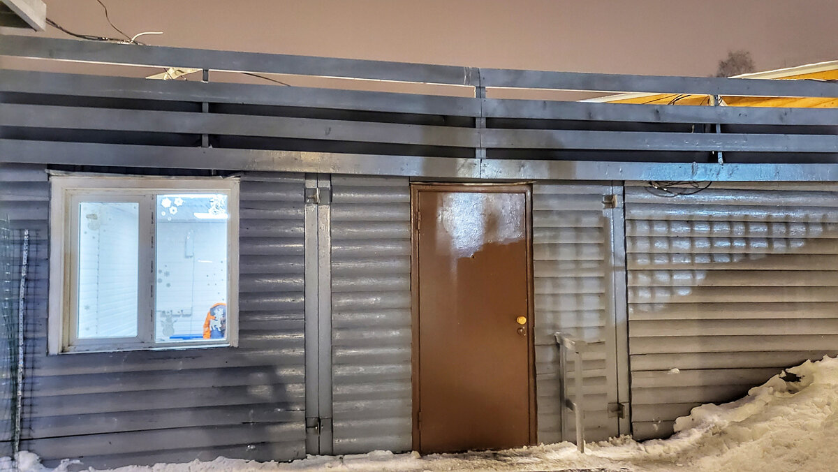 Внешне раздевалка как барак, к тому же железный