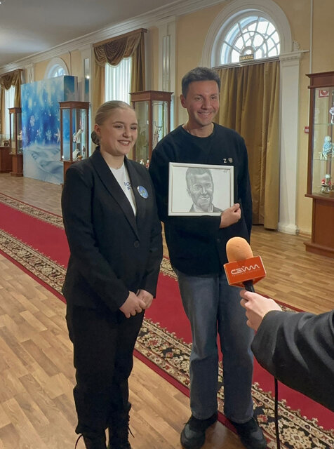    Курянка Екатерина Головина подарила Вячеславу Манучарову его портрет