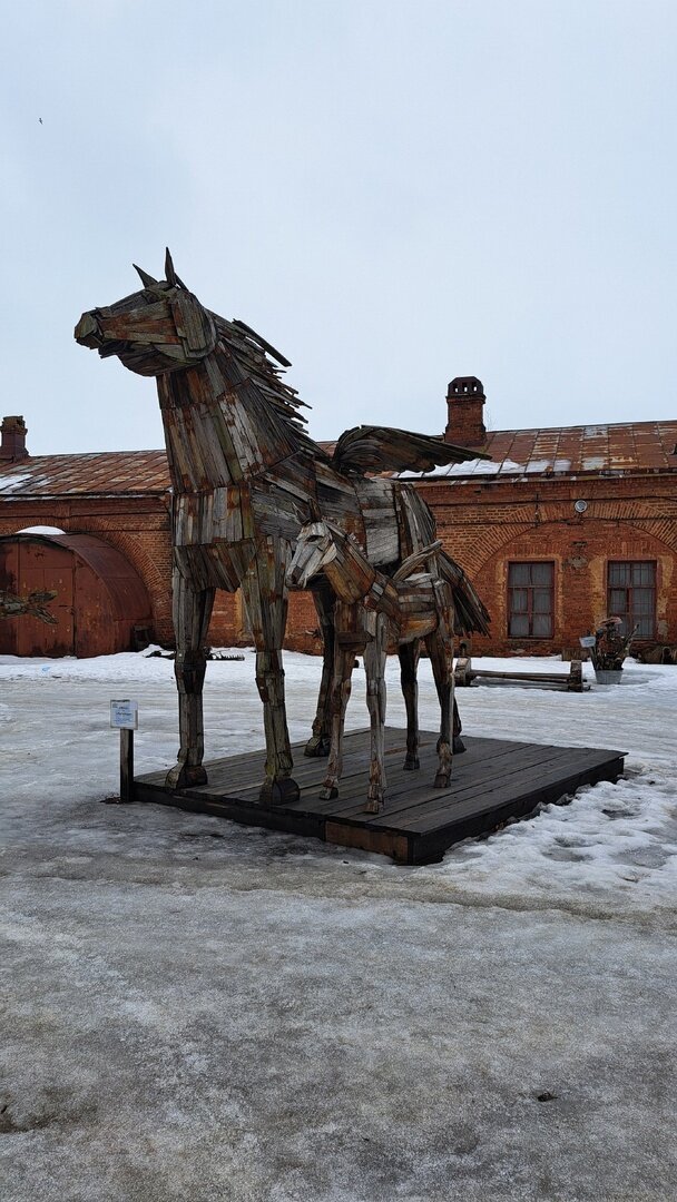 27.02.2024. Странненькие и, тем не менее, милые фигурки возле Музея истории Кронштадта. "Пегас и Пегасёнок" - так называется эта... эммм, статуя. Она не единственная, но облюбовала я именно её. Люблю лошадей...