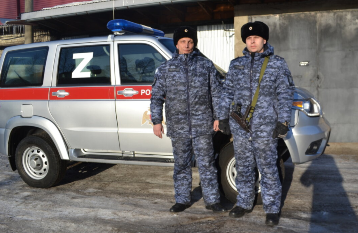 Росгвардейцев наградят за спасение автомобилей от пожара в столице ЕАО |  Аргументы и факты - Хабаровск | Дзен