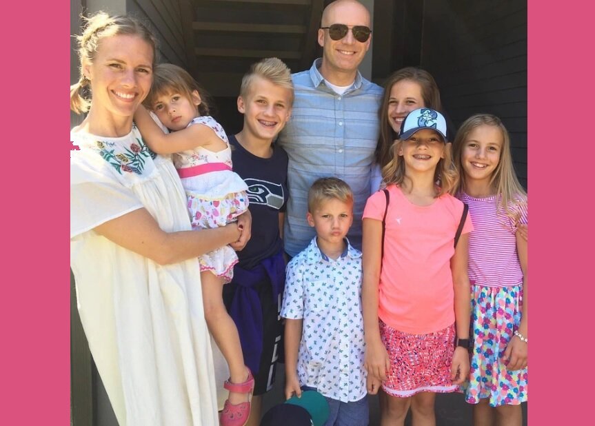 Вид счастливой семьи убеждает родителей в правильности использованных методов воспитания