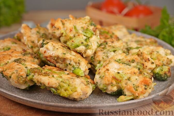 куриное филе, капуста брокколи, яйца, мука, чеснок, масло растительное, соль, перец чёрный молотый, травы итальянские сушёные