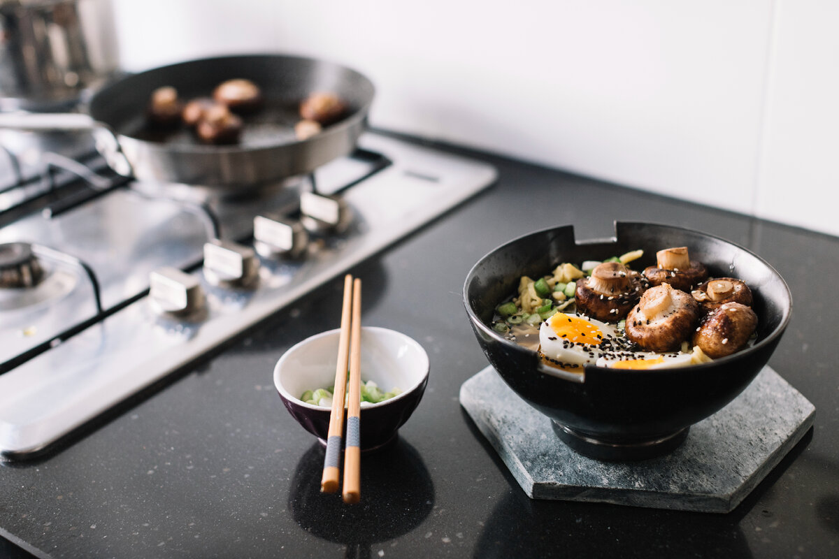 Блюда китайской кухни проще всего готовить на газовой плите. Фото: Freepik