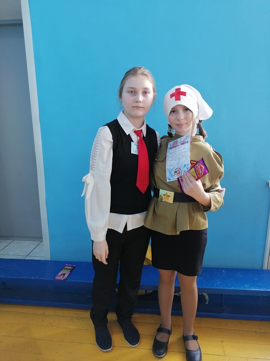 С подружкой. В прошлом году Аксинья была лучшей по стрельбе.