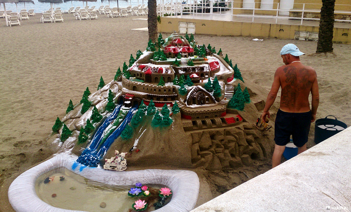 На пляже очень много вот таких песочных фигур. фото из свободного доступа