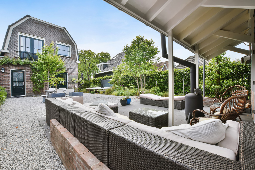 Оформление двора у дома в стиле лофт