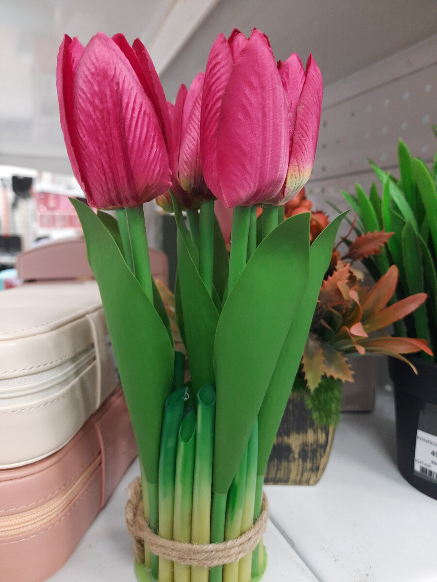 Декор из искусственных тюльпанов