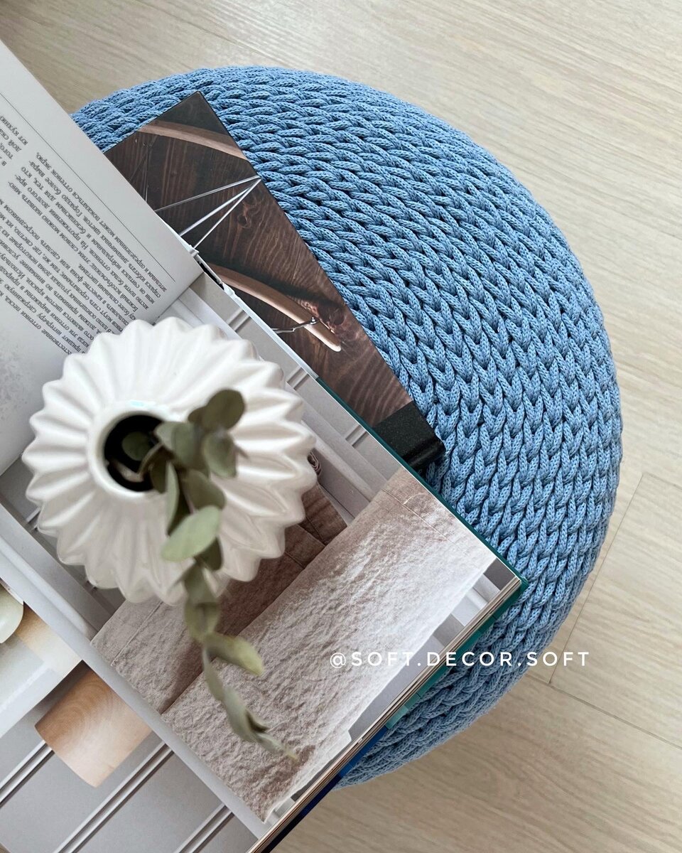 Фото мое. Пуф на ножках. Вид сверху.