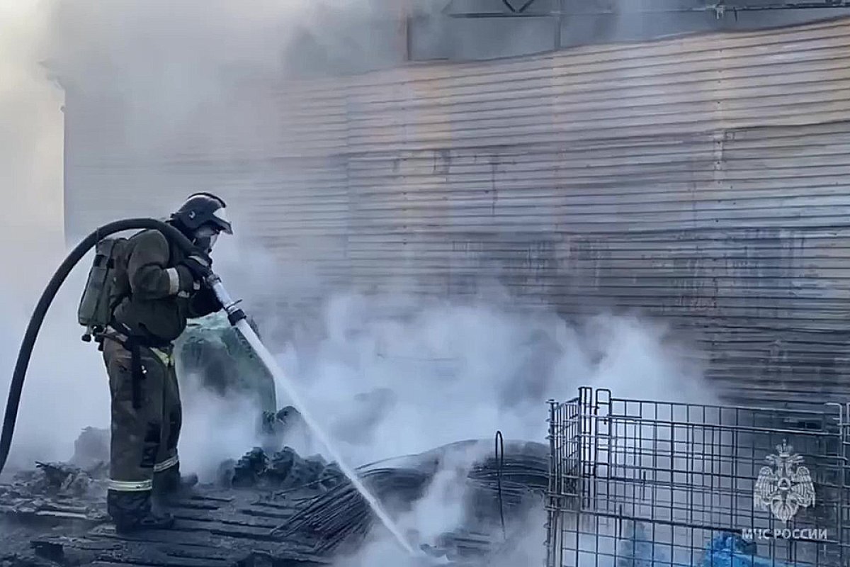    Пожарным потребовалось больше двух часов на ликвидацию огня.