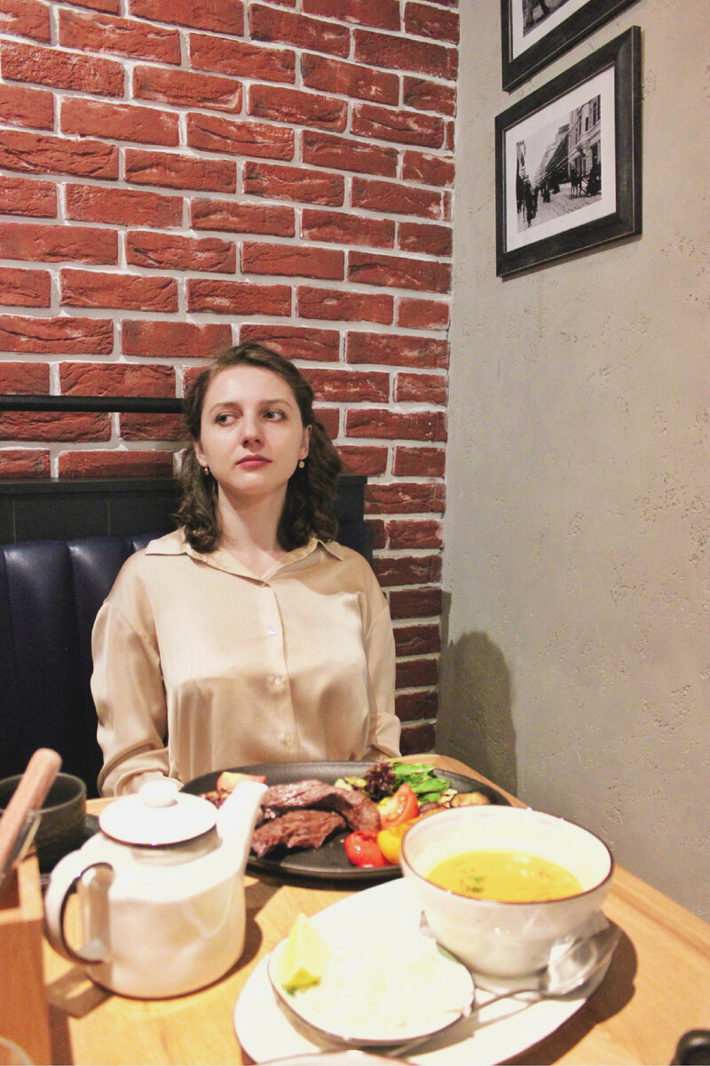 Хоть я и изучала йогу на профессиональном уровне, но я еще и врач, так что мясо я ем и очень даже активно!😅