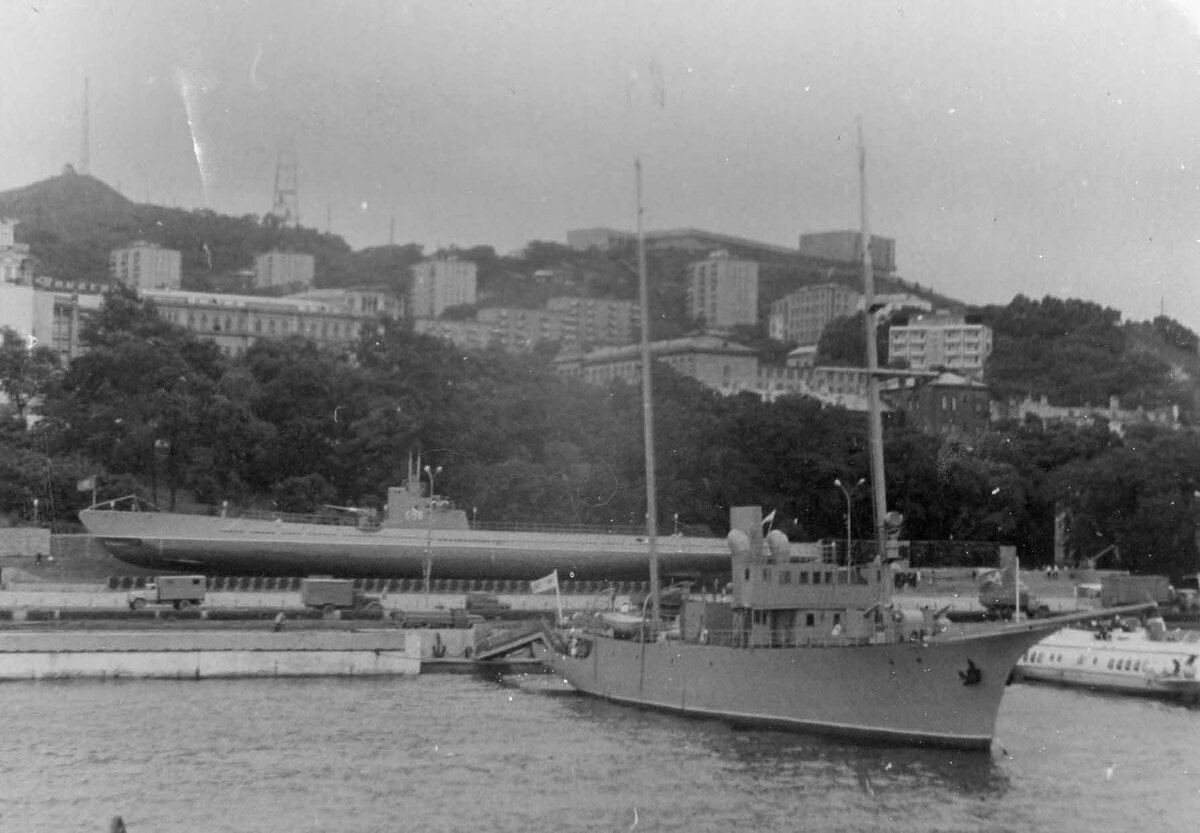 Вид на "Красный вымпел" и С-56 с той же точки. Фото автора