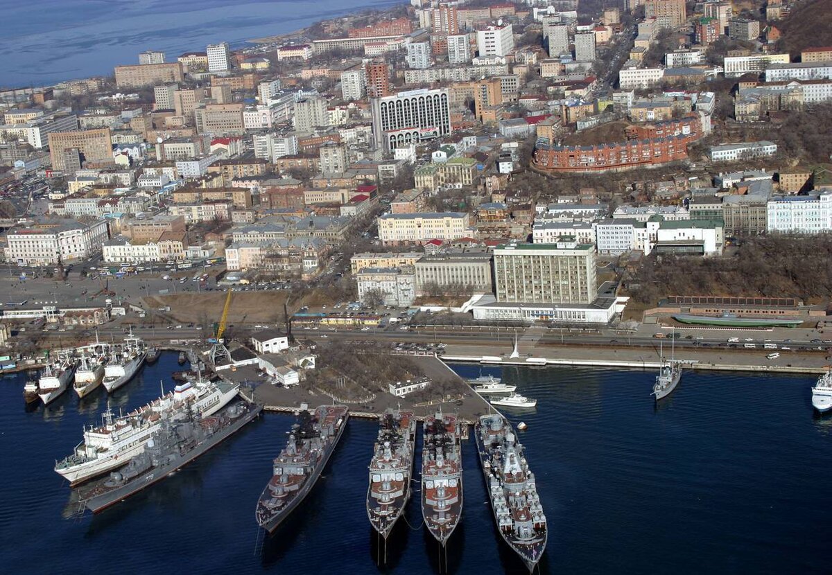 Более-менее современный вид. ГРКР "Варяг" стоит в точке съемки предыдущих кадров. Справа - "Красный вымпел" и С-56. Фото из Интернета