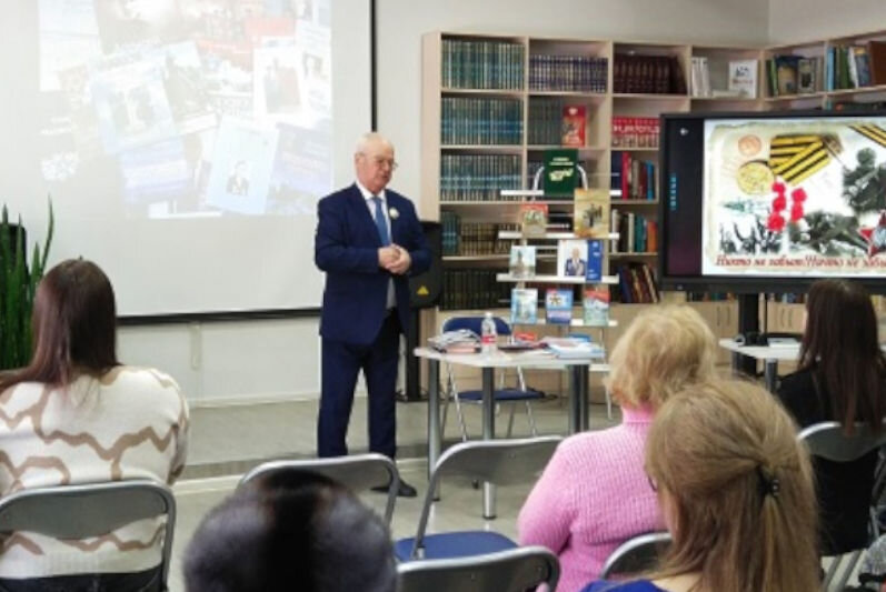    На встрече с В.М. Шамаевым (фото: Центральная городская библиотека Камышина)