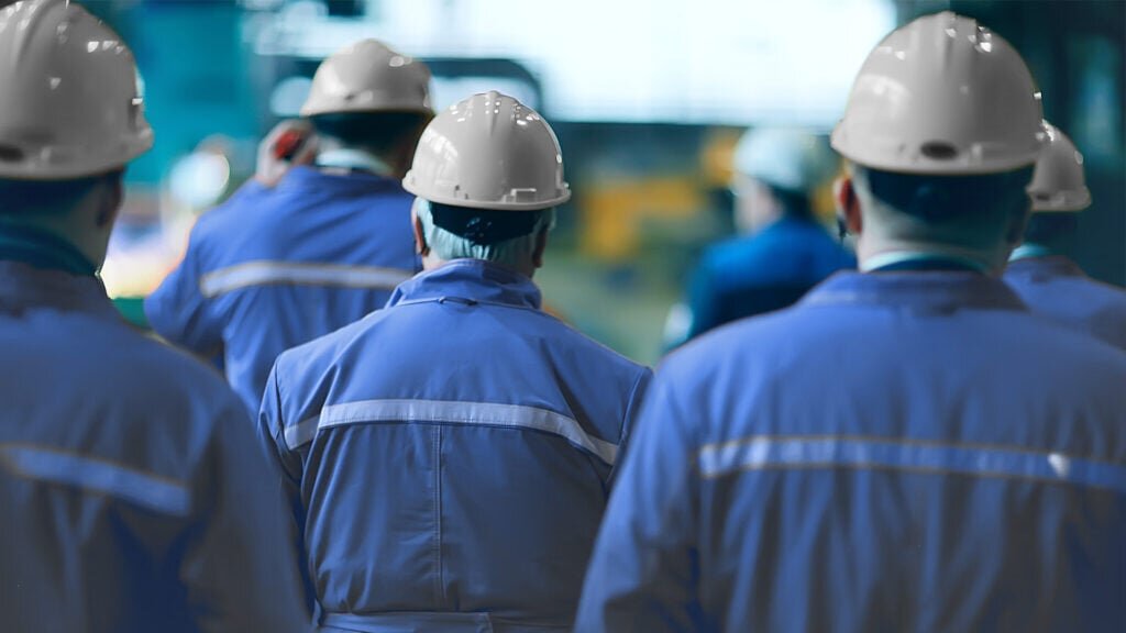    В компании заявили, что у уволенных есть шанс вернуться на работу с помощью согласительной комиссии / Коллаж: kursiv.media